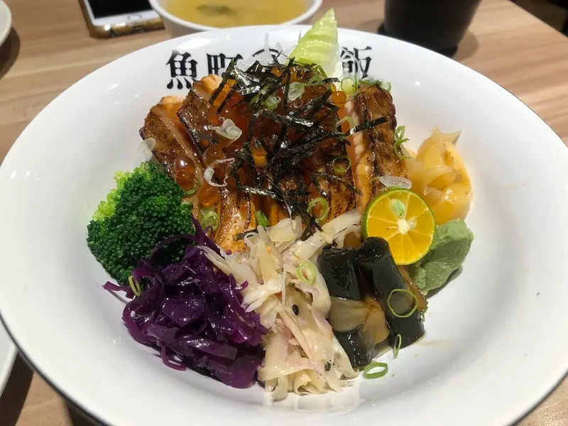 【新竹美食】魚町丼飯。炙燒鮭魚親子丼飯、蒜燒松阪豬丼飯、烤雞肉串，內用味噌湯、白飯免費提供。文末附詳細菜單