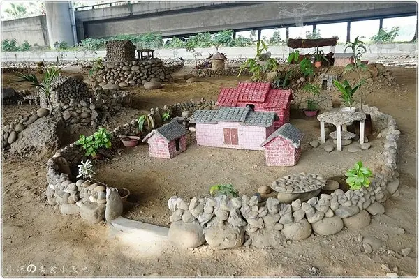 『台中。大里』小人國重現~大里橋下驚見迷你農村。回收小物再利用，重現農村生活景像