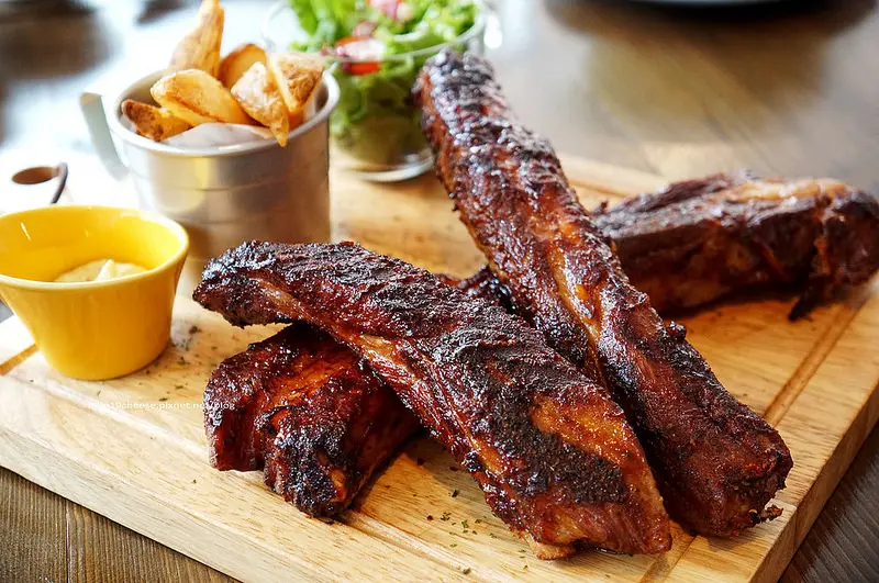 【台中西屯】筆堆創意美式餐廳 Bidui Food&Drinks - 推薦最愛西班牙炸豬腳和肋排.肉食主義者來這裡就對了.要先預訂!服務人員顏值超高態度親切