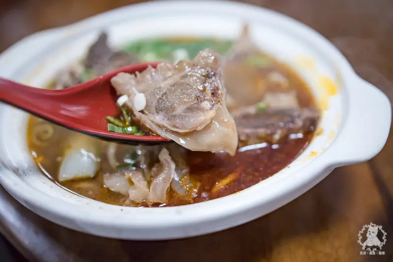 清真中國牛肉麵館｜台北大安延吉街食記｜連三年米其林必比登推薦，台北最棒的牛肉麵食之一，京醬牛肉包斤餅更不能錯過 - 卡爾茗 C.L.M.