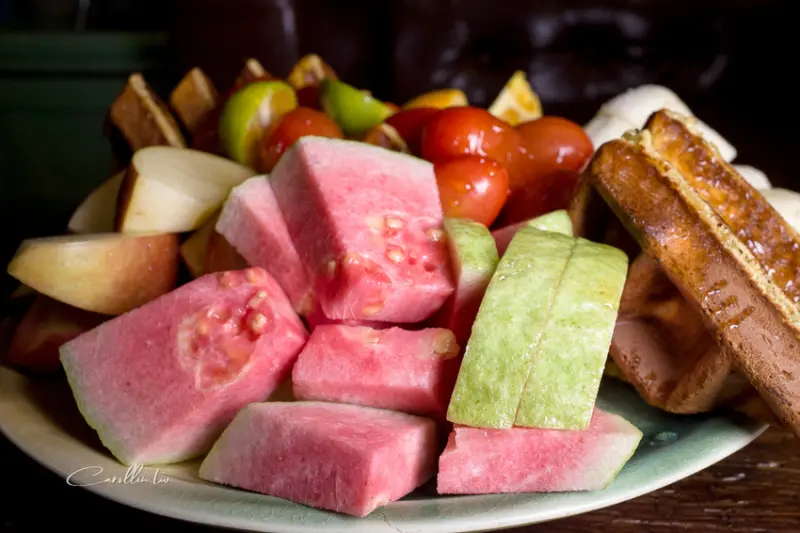 《花田小路》玫瑰田邊的澎湃水果鬆餅咖啡店 - 卡琳。摸魚兒趣