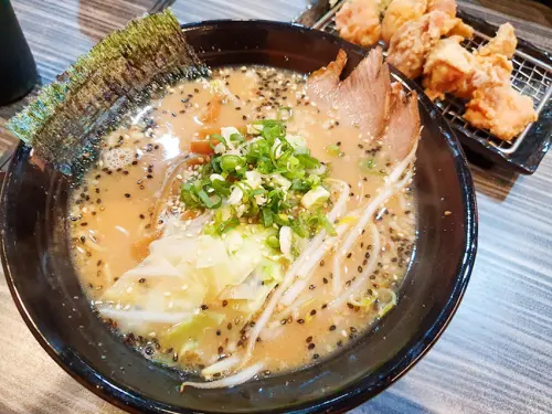 【高雄拉麵】秋本堂拉麵食事处 寂靜巷弄隱藏版拉麵 份量大 加麵不用錢