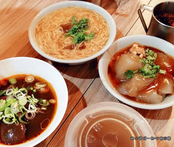【新莊巷弄小吃】鼎昱蚵仔麵線 銅板美食老店 傳統古早味收服你的胃 肉圓 四神湯 麻辣鴨血都好吃 捷運丹鳳站美食