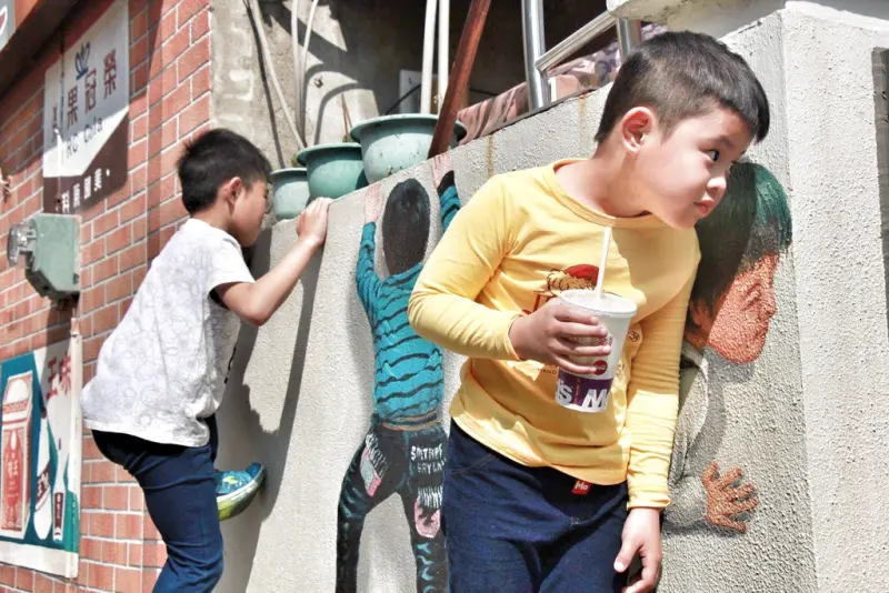 【台中景點】沙鹿美仁里彩繪村．復古又有趣的巷弄牆面彩繪