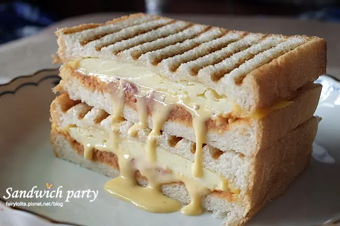 《北市士林區♥食記》sandwich party。隱密巷弄內多口味選擇早午餐店，滑嫩的蛋片好好吃呀！(士林站) / Brunch 下午茶 自製吐司 沙拉 輕食 熱壓吐司 選擇豐富