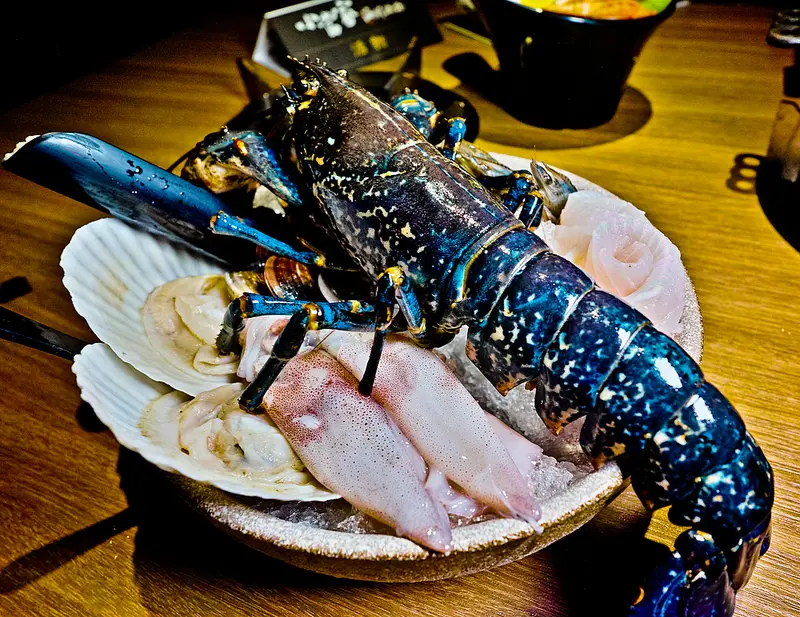 超好吃藍龍蝦!! 從法國布列塔尼來的藍色寶石!! 小當家海鮮鍋物 民生社區火鍋
