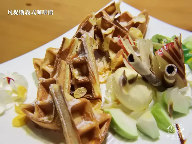 《美食推薦》【桃園】凡堤斯義式咖啡館(桃園店)。藝文特區平價下午茶 超推蒜辣牛小排麵 煙燻鮭魚沙拉 野菇時蔬炒飯 綜合水果鬆餅 桃園必吃美食推薦(文末贈獎)