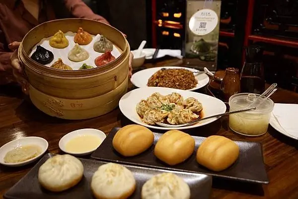 樂天皇朝 - 驚喜八色小籠包，香麻紅油抄手，精緻美味南北、港式點心，台北信義美食推薦