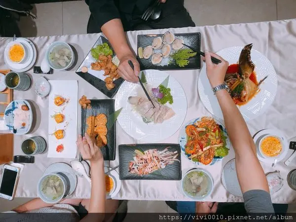 圓圓家愛吃貨-《台北美食》魚紳海鮮美食餐廳，質感超讚的海鮮餐廳，價格親民，料實在~台北聚餐小酌首選