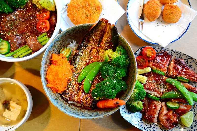 【台中西屯區｜美食】新菜單登場，丼飯專賣，整塊帶骨豬排厚度直逼排餐等級，白飯飲料湯類沙拉無限供應。秋刀鬪肥牛(二訪)