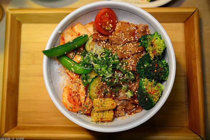 【台中｜美食】台中丼飯推薦，飲料、生菜、湯品及白飯無限量供應，安格斯無骨牛小排泡菜丼飯，牛肉紮實有嚼勁，去骨秋刀魚，方便食用，雙拼雞腿飯足足有兩隻去骨雞腿。秋刀鬪肥牛