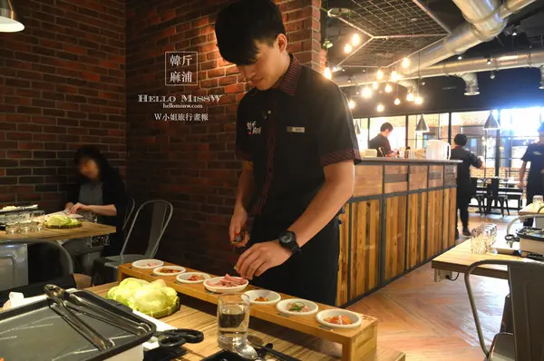 W小姐旅行畫報/ 台北｜食記 韓斤麻浦韓斤麻浦 炙鐵五花燒肉 微風信義 韓式燒烤豬五花Ｘ手工鑄鐵烤盤 焰彩七味燒              