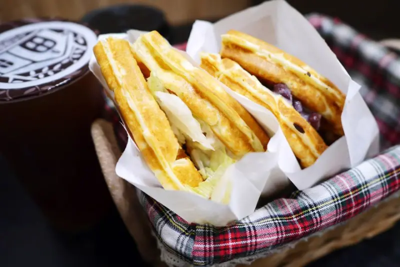 【新北】板橋 小木屋鬆餅‧四維店 新開幕‧早餐也吃的到鬆餅漢堡囉！！近四維公園的平價下午茶～