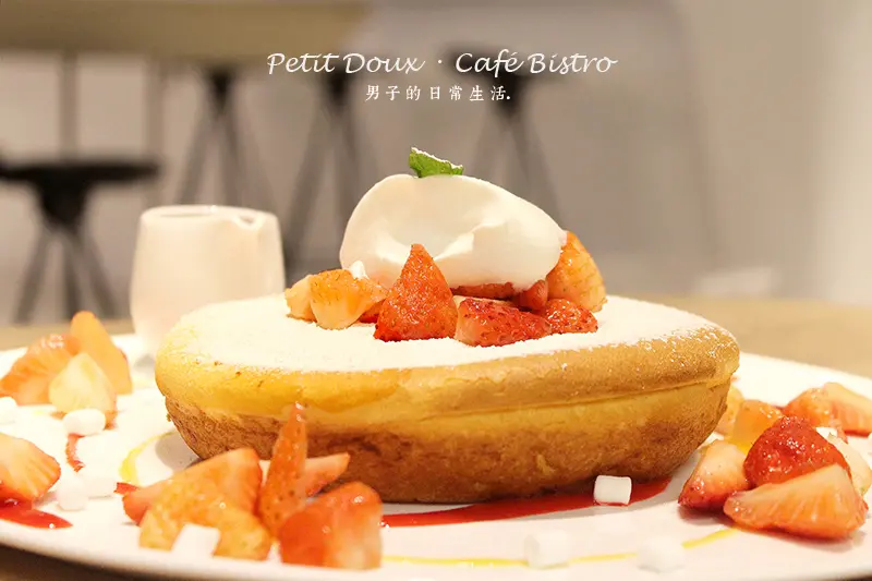 【男子吃吧】Petit Doux．微兜 Café Bistro，鮮草莓芭蕾瓦帕，讓微小的甜美口感，兜成最大的幸福滋味。食尚玩家/東門站美食/大安區下午茶/ 鬆餅甜點