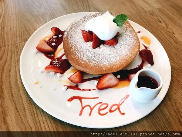 【台北東門站美食】永康街人氣餐廳 “爆漿“草莓芭蕾瓦帕  ❤Petit Doux 微兜Café Bistro❤