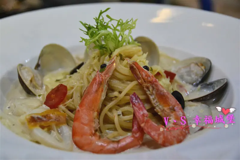 【食我。複合式餐廳】 鐵木匠 - 台南複古工業風混合裝潢，讓你感受不同的用餐氛圍