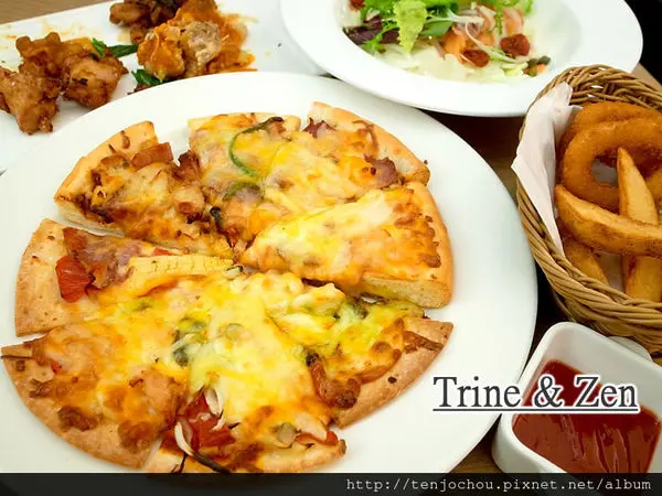 花花，甲飽沒【台北食記】Trine & Zen崔妮傑恩 pizza炸雞吃到飽！微風松高美食推薦！