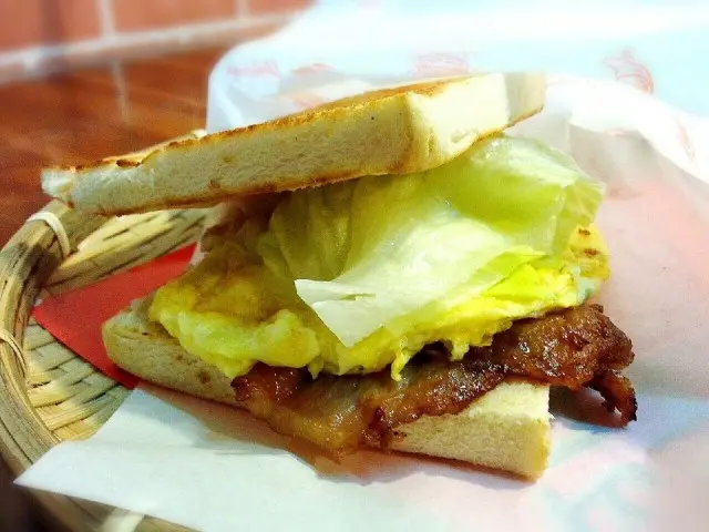 【樹林】在客家大花布下吃碳烤里肌肉牽絲吐司~碳厚囍