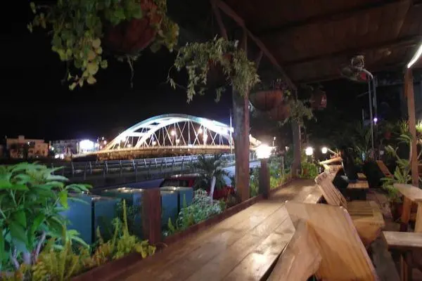 【台東 美食】德周小館 BAR&DINER 不一樣的戶外酒吧