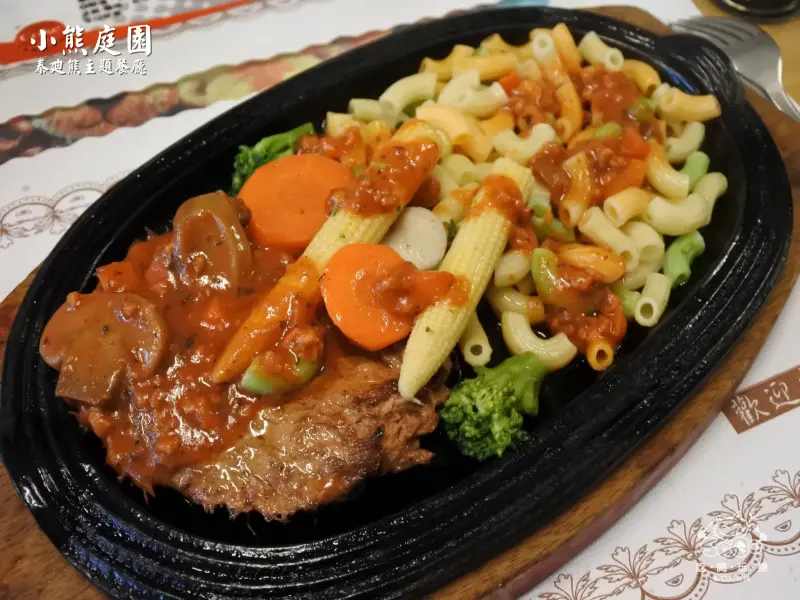 《美食推薦》【桃園】小熊庭園泰迪熊主題餐廳。超推素食菲力牛排 排骨焗烤飯 義大利鮪魚焗烤麵  桃園素食餐廳 桃園必吃美食推薦(文末贈獎)