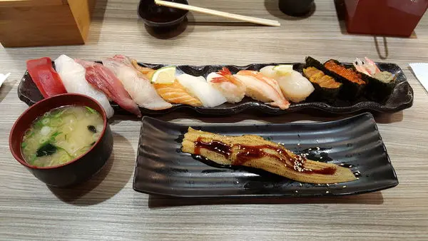 高雄【天晴迴轉壽司あっぱれ】跟著壽司羊一起來吃日本師傅開的迴轉壽司吧!!! 沒什麼服務要收服務費也真是呵呵，迴轉台上放東西的方式真的很不專業，不過下午可吃到還算可以的壽司，就只能付出多一點的代價了..