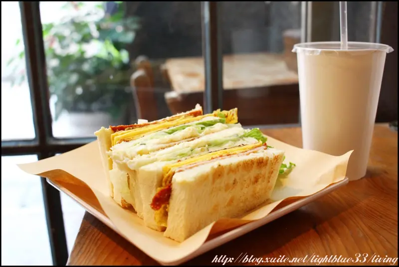 [ 松菸．松山文創園區週邊．市府站美食 ] 高三孝碳烤吐司松菸店～烤吐司、烤菠蘿包、高大鮮奶茶，上課啦！