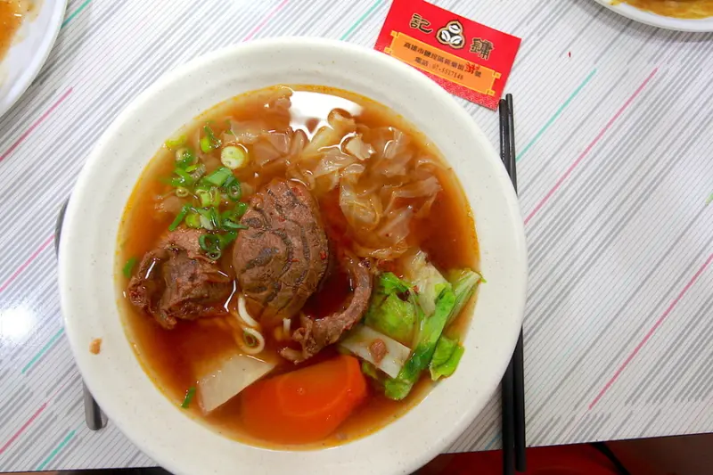 吃。高雄|鹽埕區。鹽埕區25年老店，紅麴牛肉麵，手工水餃，整體口感有水準定價合理「鏞記水餃」。