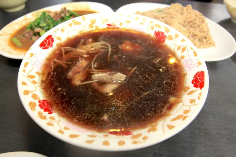 吃。高雄｜岡山區。岡山羊肉懶人包。大新與太新有點混淆。原來是有前因後果關係「大新羊肉創始店」。