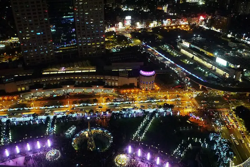 【新北】板橋 2015新北市歡樂耶誕城 全球唯一360度3D立體光雕投影耶誕樹‧周邊景點美食推薦!♥♥♥