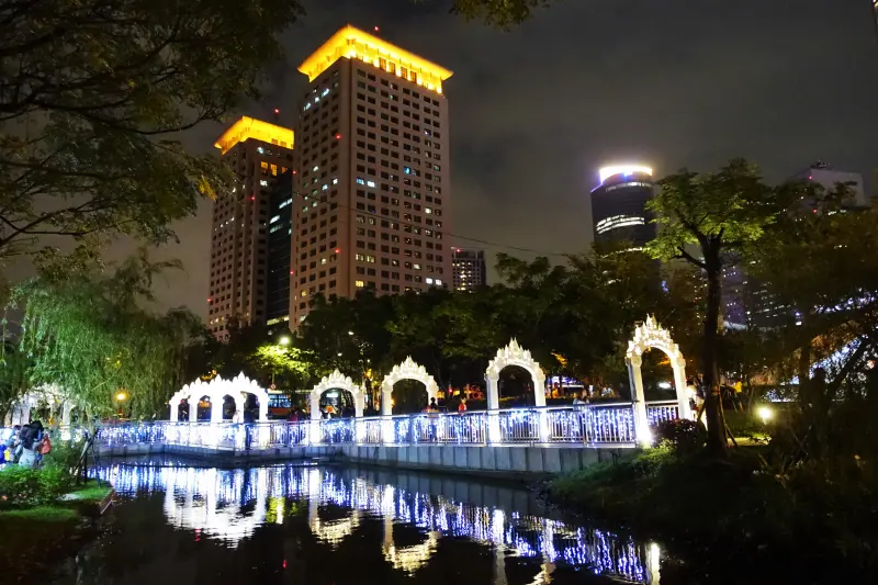 『新北│板橋車站│新北市政府』歡樂耶誕城-全球唯一360度3D立體光雕投影耶誕樹、歡樂耶誕城簡易地圖攻略、超有氣氛萬坪公園耶誕風隧道、帥啊!!!老皮出沒,聖誕節來臨啦!!!!