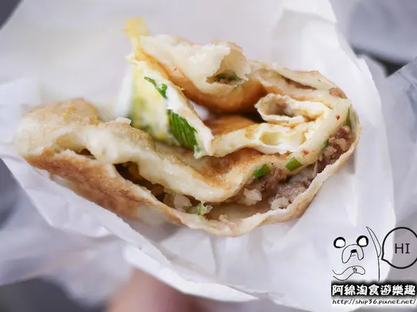 【桃園小吃】高雄蔥油餅-包肉蔥油餅趁熱吃．合作金庫/蔥油餅/巷弄美食