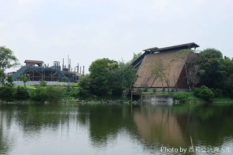 【台中。東勢區】『東勢林業文化園區』曾經是60年代東亞地區最大製材廠，搖身一變成為中部特色獨具的木雕生態美學公園，好奇嗎？來去走一趟！