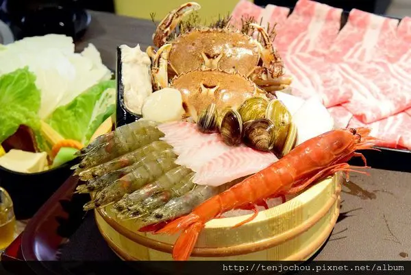 花花，甲飽沒【台北食記】花敦道鍋物 cp值爆高！海鮮盤裡居然有胭脂蝦！好吃火鍋推薦