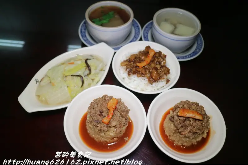 【新北三重區】除了好吃的筒仔米糕不能錯過,滷肉飯更是必吃​『黎​記筒仔米糕』冬瓜排骨酥湯/ 苦瓜排骨湯/捷運三重國小/銅板美食