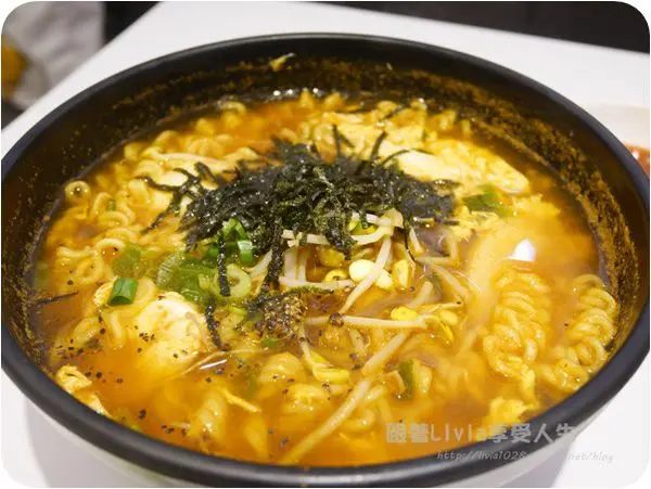美食。餐廳│ 台北大安區 忠孝復興捷運站  韓國第一品牌拉麵 TEUMSAE縫隙拉麵 泡菜霜淇淋好特別 ❤跟著Livia享受人生❤