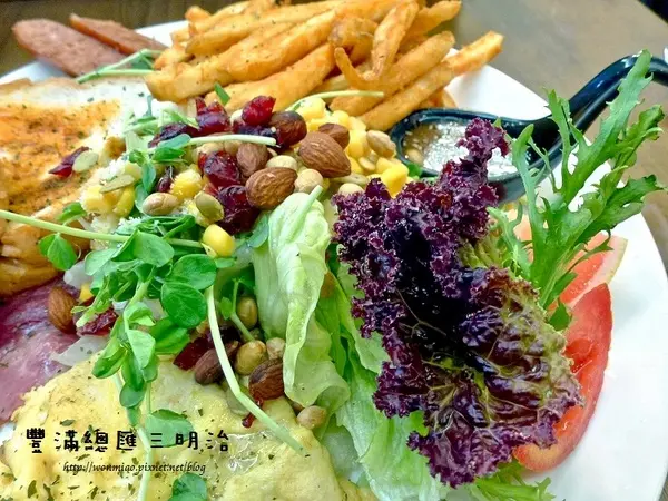 【新北市板橋區/食記】人氣紅不讓, 超大份量平價台北板橋早午餐 / 咖啡下午茶 ✿✿ 豐滿總匯三明治 ✿✿