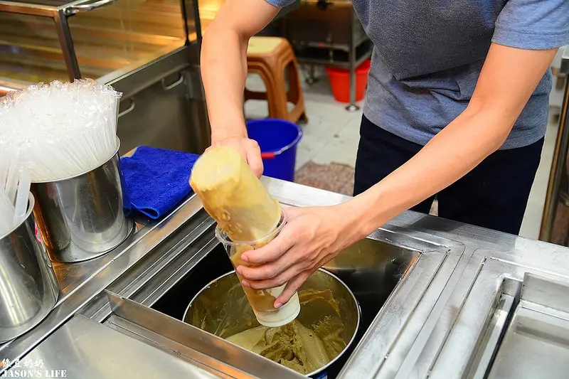 【台中│美食】逢甲飲品，真材實料綠豆沙牛奶好濃郁，檸檬冰沙酸酸好清新解膩。綠豆奶奶