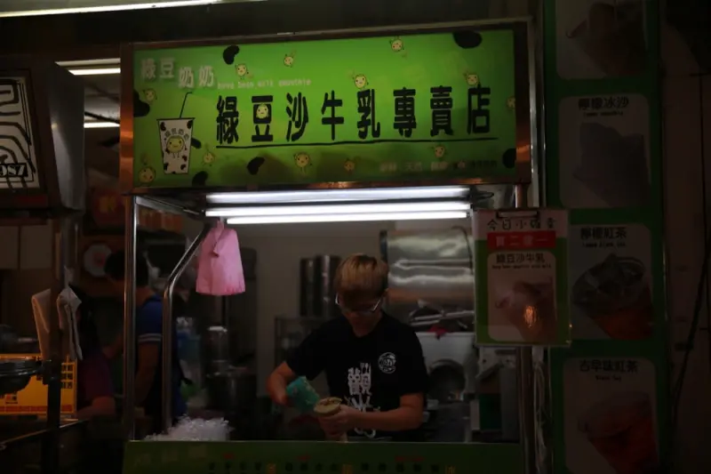 【台中美食】真材實料綠豆沙牛奶，逢甲夜市必喝，香醇濃郁『 綠豆奶奶 』 · 算命的說我很愛吃