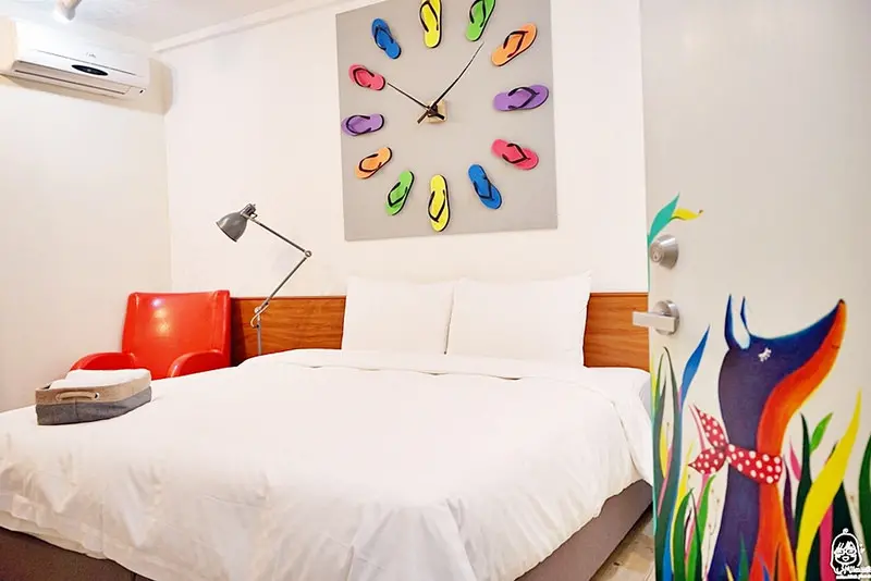 『台南。北區』 Rainbow Island B&B 彩虹島民宿-超平價 雙人房一晚不用2000元，有陽台、還附早餐的簡約繽紛彩色風格民宿，交通方便，離火車站車程只要三分鐘，小資族最愛。合法民宿編號1