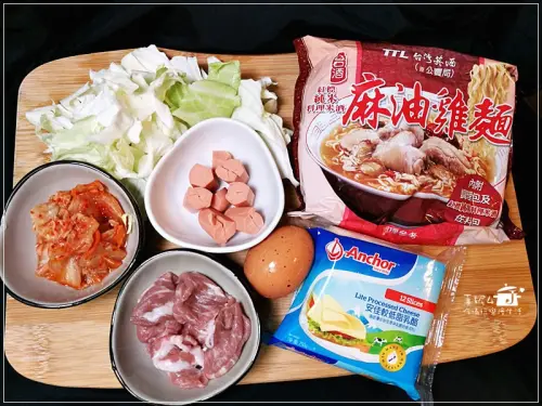 台酒麻油雞麵創意新吃法，結合台式名氣涵是人氣的麻油雞部隊鍋 - 真妮4吃喝玩樂燴生活