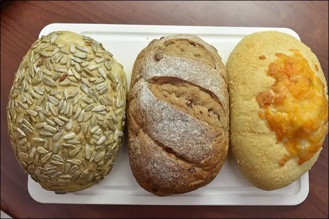 《宜蘭頭城美食》德國爸爸手作的健康美味麵包~一周只賣三天，隱藏在大溪漁港內的秒殺麵包，麵包車就定位十分鐘賣光光！