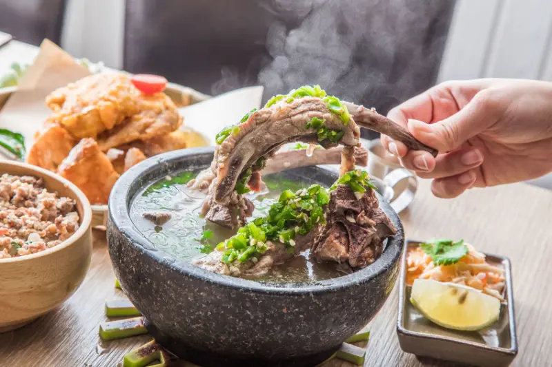 [中壢美食]好咖 howcup curry cafe/『泰』好吃！暖心暖胃拉差達火山排骨，大口吃肉的快感！ - 大手牽小手。玩樂趣