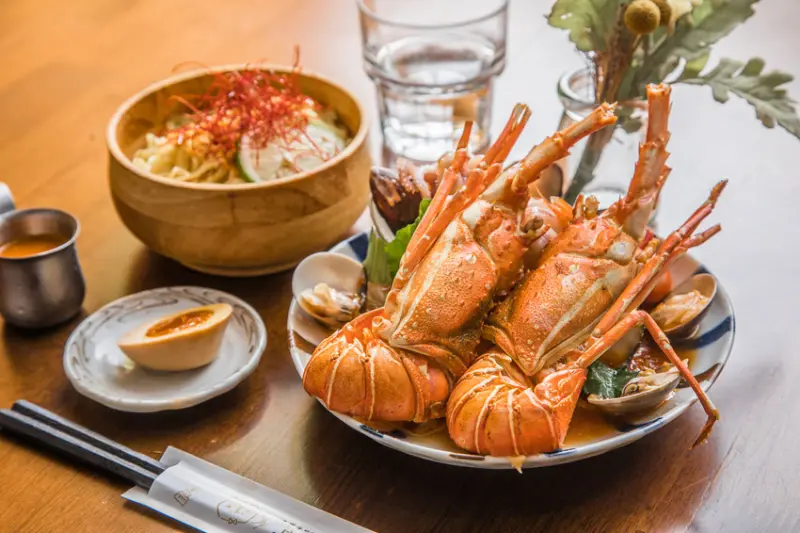 [中壢美食]好咖 howcup curry cafe/沒在給半隻龍蝦的啦！一次給你一整隻！外型跟菜名都超炫砲的泰式龍蝦涼麵 - 大手牽小手。玩樂趣