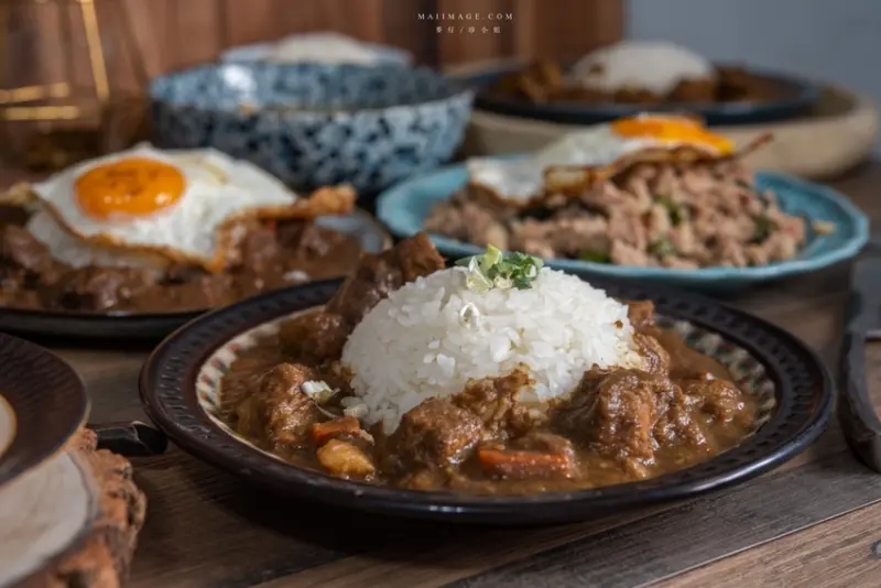 在家吃也可以很有儀式感，來一包網路秒殺的黑咖哩吧！網路評價超過4.3顆星，完全不費力經典咖哩送到你家。