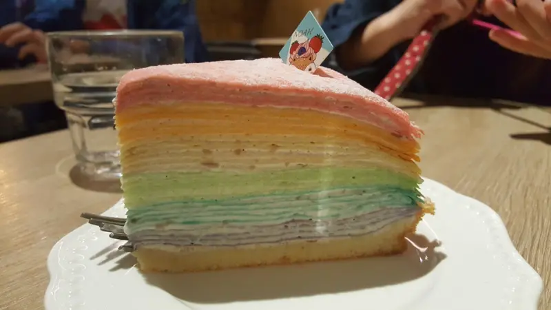 食尚期貨小咪 ♥ 【桃園中壢區。好咖 Howcup CURRY CAFE｜諾亞半熟蛋糕&彩虹千層蛋糕 桃園中原好吃下午茶推薦 好吃又可愛 中壢美食推薦必吃 食尚玩家推薦 ○ 】