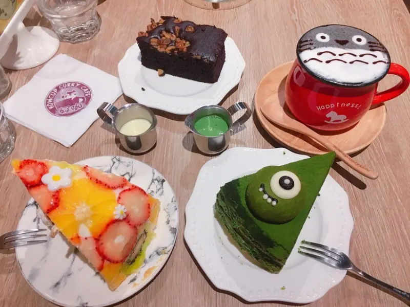 《桃園❤️中壢》好咖Howcup Curry Cafe 中原必吃店！大眼仔抹茶流沙千層、水果富士山、龍貓芝麻牛奶，怎麼可以好吃又好看