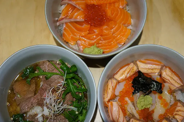 高雄美食~ 八十八丼 88 Donburi 生意超好很誇張 大概十一點半左右全部食材就都賣光了 推薦三味炙燒丼和八十八海鮮丼
