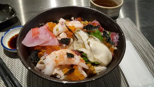 高雄 水泥工業風日式丼飯 【八十八丼】超大顆！！！生蠔海鮮散壽司