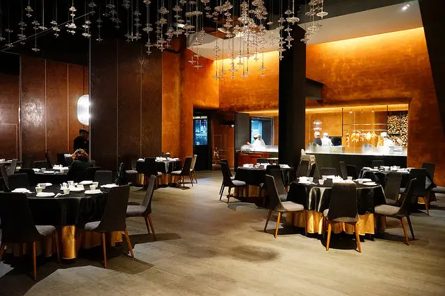 台中婚宴會館~与玥樓頂級粵菜餐廳 星野集團三億打造佔地1300坪的超強大婚宴會館 新娘房好氣質 還有大露台 每晚還有三場夢幻燈光情境秀 快帶未婚妻來預約浪漫一下