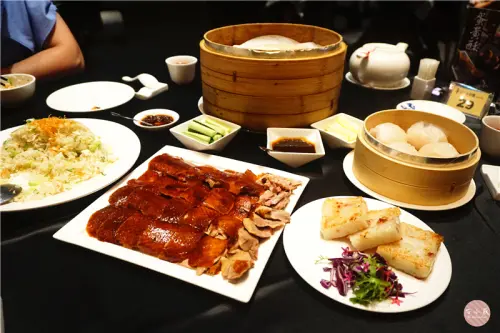 与玥樓頂級粵菜餐廳。台中南屯區窯烤片皮鴨，絕美落羽松戶外景，粵菜、港點、川菜、淮揚菜!